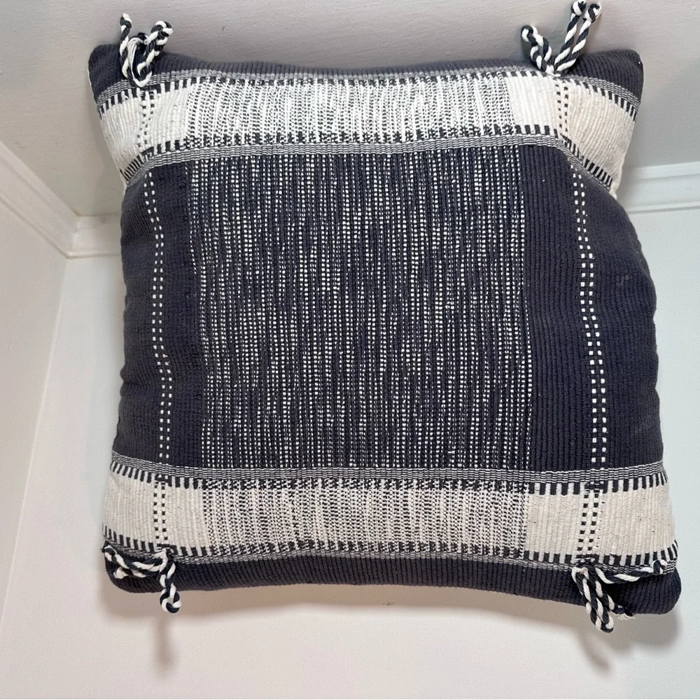 Lot Of 15 Items Bed Spread Pillowcases Pillow Hand Kitchen Towels West Elm Thres